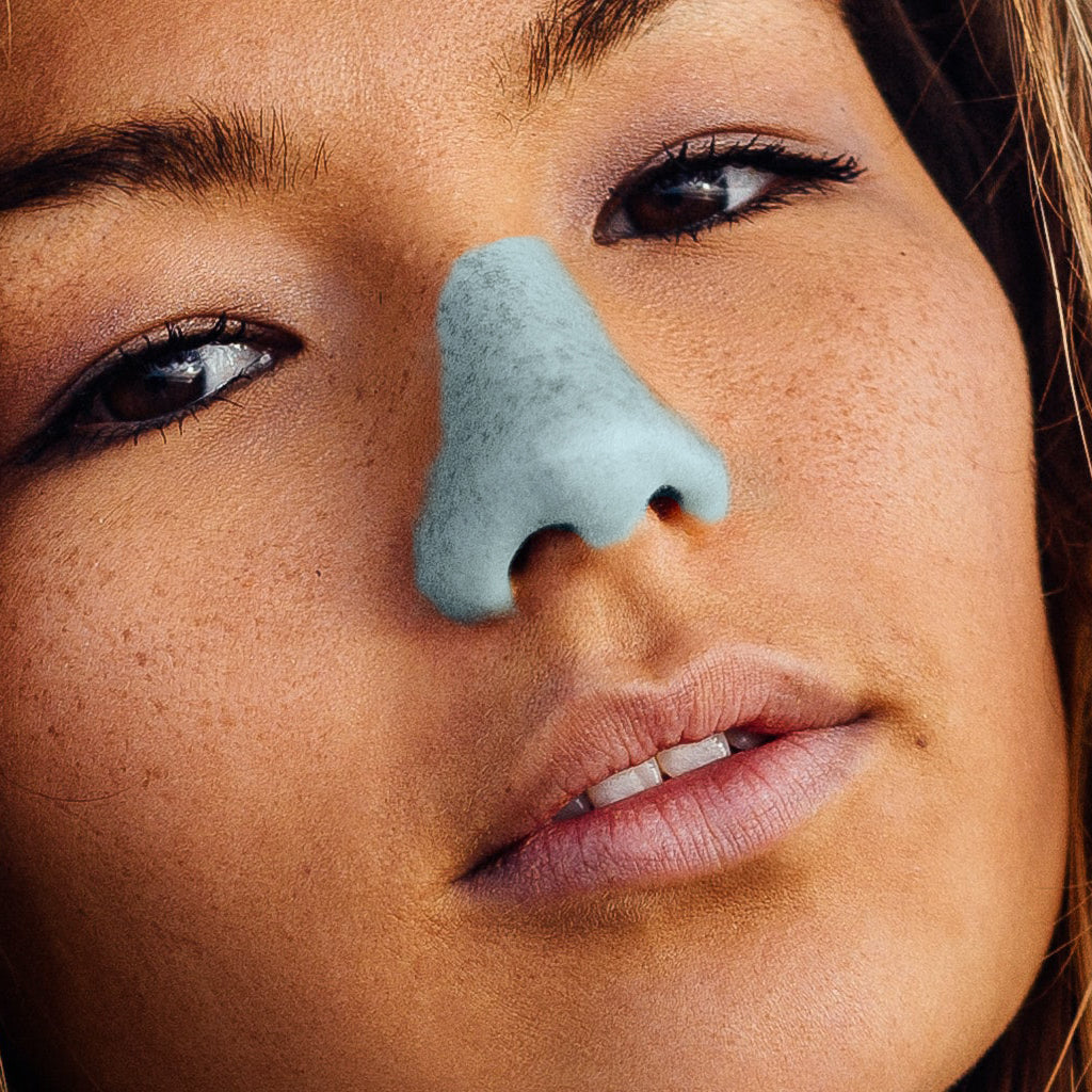 Woman wearing Nöz sunscreen in the shade Blue Waves on her nose